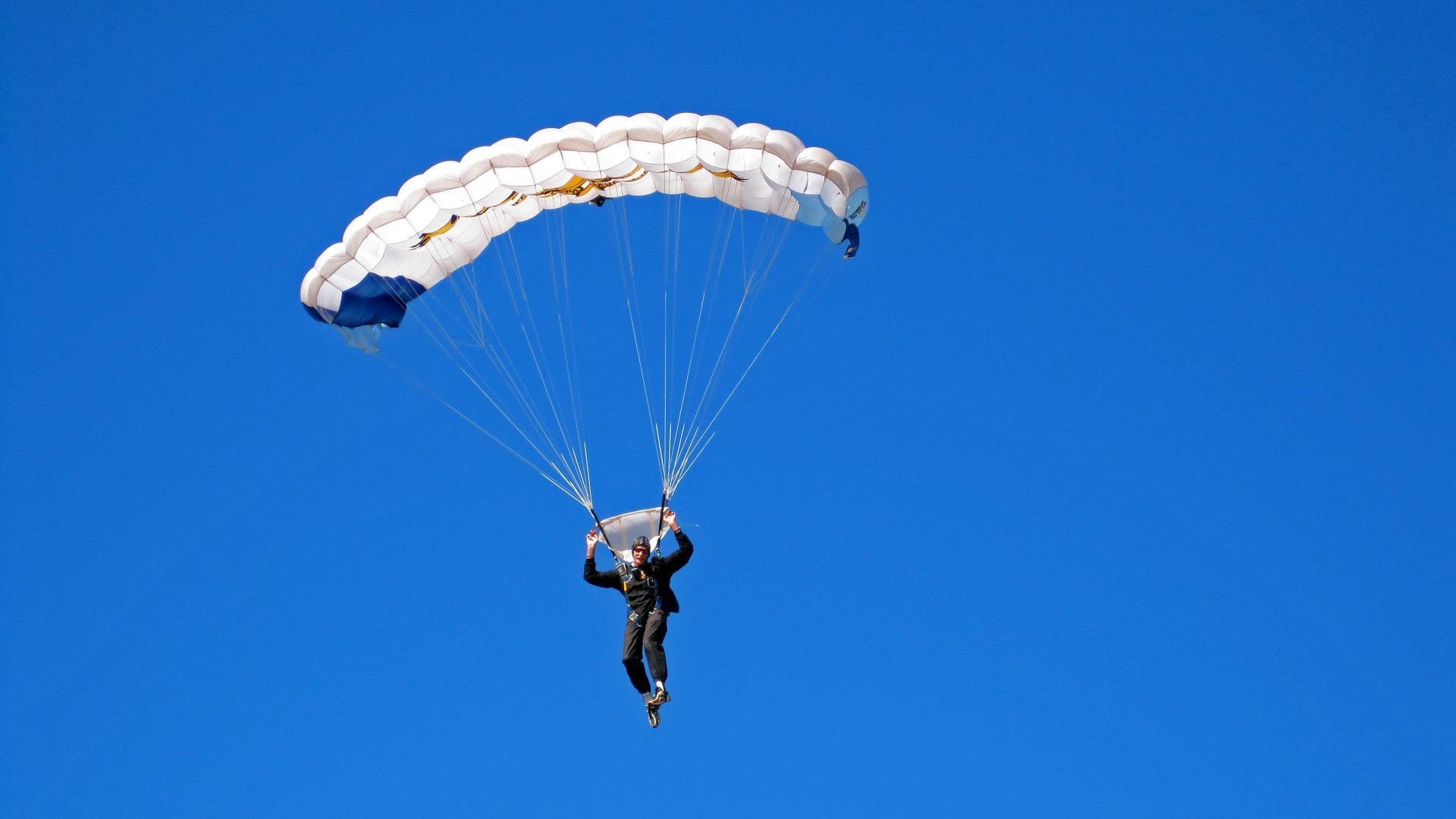 -湖人训练营开放日吸引上万球迷，詹眉组合现场合练，湖人 训练